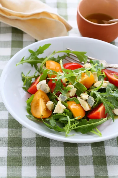 Salat mit Tomaten und Rucola — Stockfoto