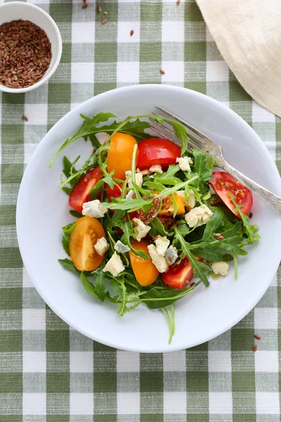 Salada com tomate e queijo — Fotografia de Stock