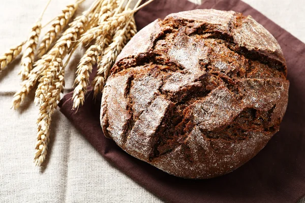 Brød på linserviett – stockfoto