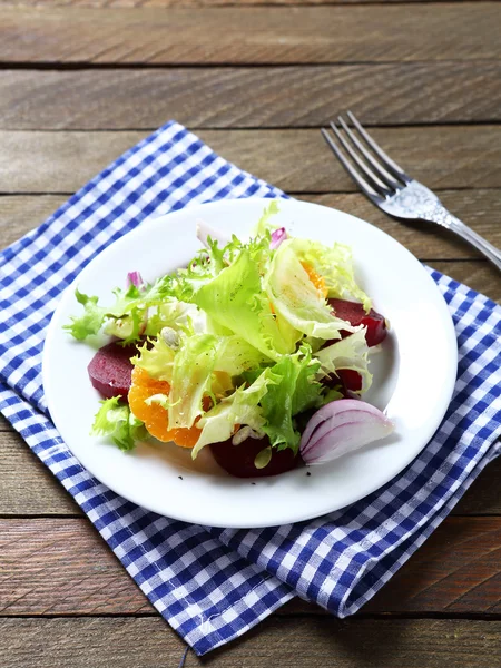 Leichter Salat mit Roter Bete auf einem Teller — Stockfoto