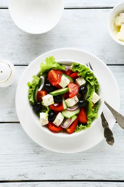 Fresh Greek salad in bowl — Stock Photo, Image