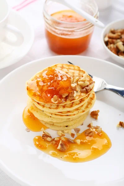 Pannenkoeken met noten en jam — Stockfoto