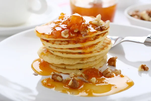 Frittelle con marmellata dolce — Foto Stock