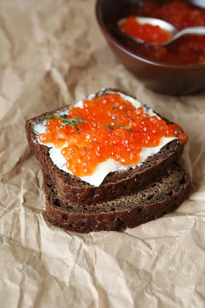 Сэндвич с маслом и икрой на салфетке — стоковое фото