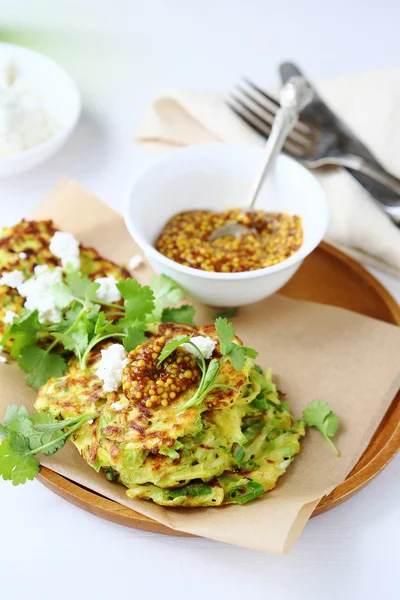 Frittelle di zucchine con formaggio — Foto Stock