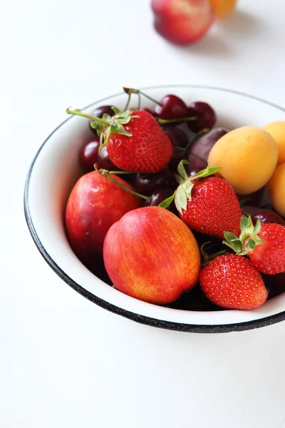 Färska fruitsin skål — Stockfoto