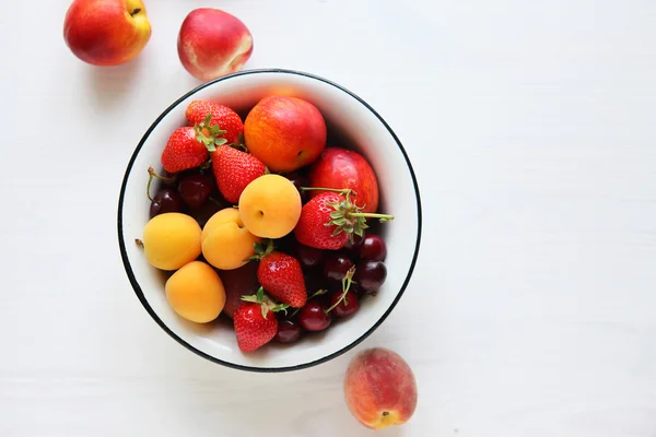 Fresh fruits and berries in bowl — Stock Photo, Image