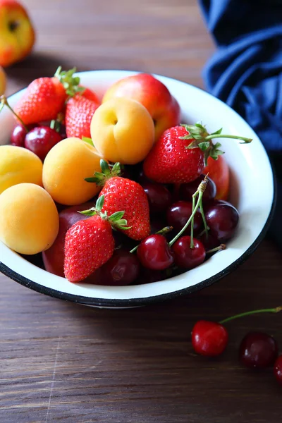 Frutas de verano en tazón rústico — Foto de Stock