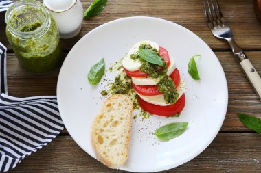 Caprice salata bir plaka üzerinde