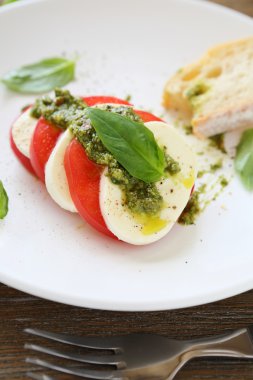 Hafif salata Caprese peynir ve domates ile