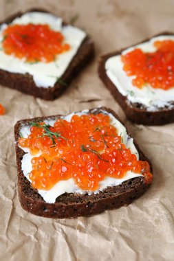 Üç dilim ekmek tereyağı ve havyar ile