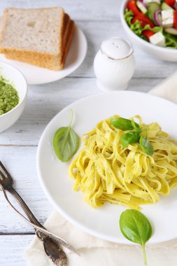 Plaka üzerinde lezzetli makarna