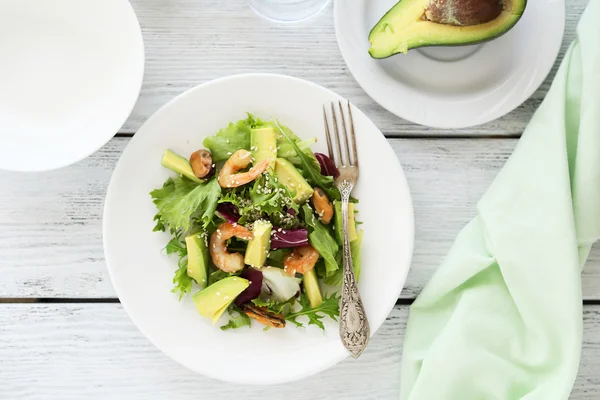 Sallad med avocado och räkor — Stockfoto