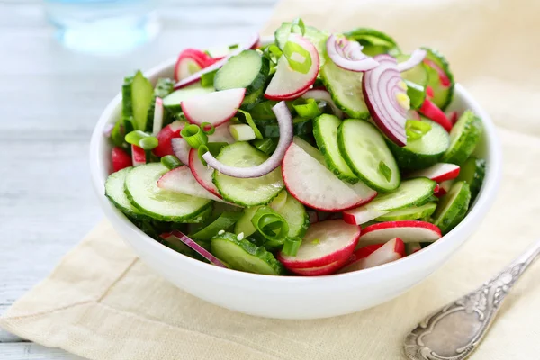 Kabın içinde turp salatası bahar — Stok fotoğraf