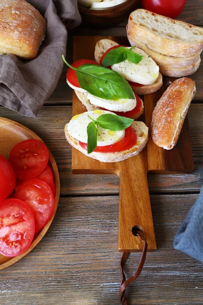 Pane con pomodoro e formaggio sul bordo — Foto Stock