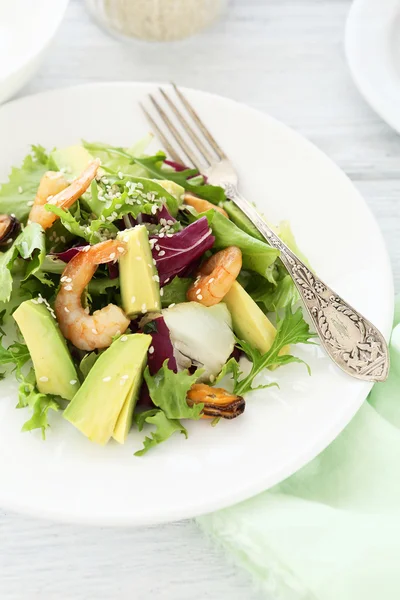 Gemüsesalat mit Garnelen — Stockfoto