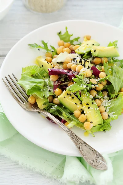 Salat mit Kichererbsen und Avocado — Stockfoto