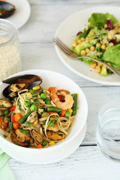 Noodles with vegetables and shrimp — Stock Photo, Image