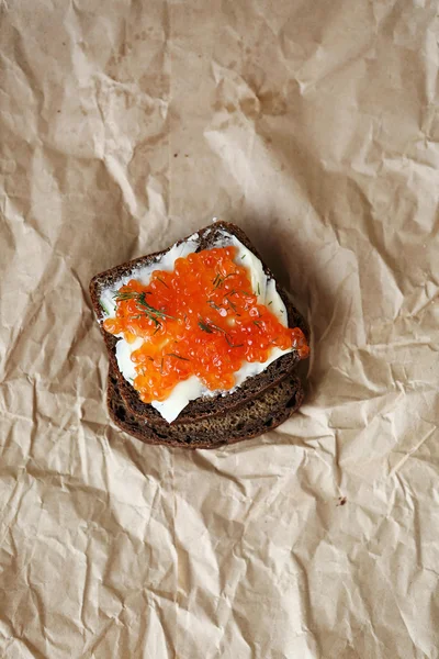 Canape mit Kaviar auf Serviette — Stockfoto