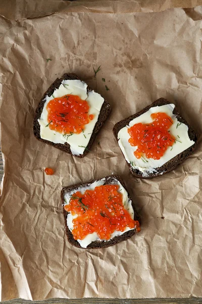 Fatia de pão com caviar — Fotografia de Stock