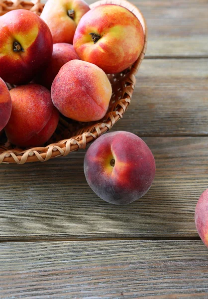 Peaches in basket — Stock Photo, Image