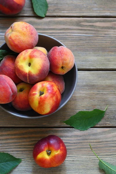 Fresh and ripe peaches in bowl — Stock Photo, Image