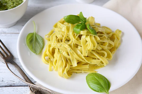 Pasta con basilico su un piatto — Foto Stock