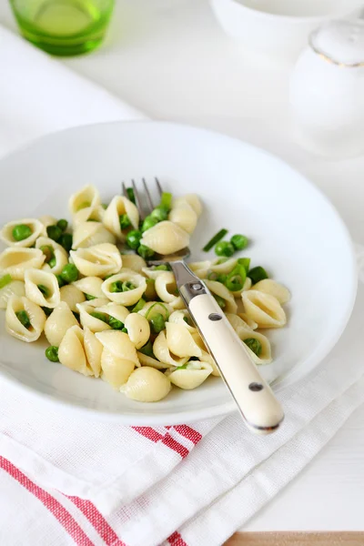 Pasta with roasted green peas — Stock Photo, Image
