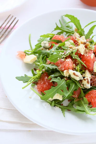 Salad with grapefruits and Roquefort — Stock Photo, Image