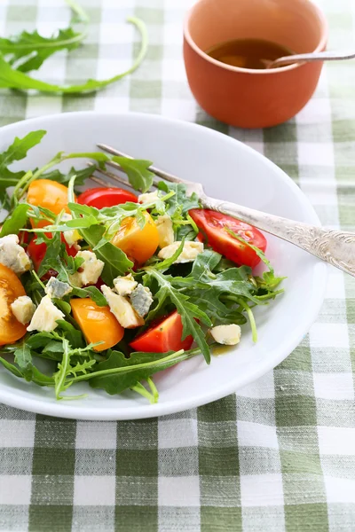 Салат с красными и желтыми помидорами — стоковое фото