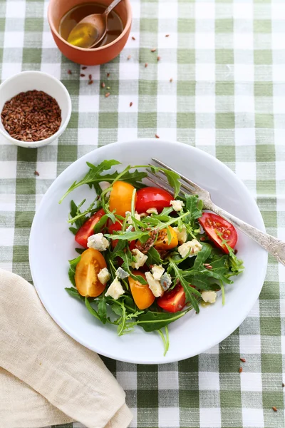 Salat mit Tomaten und Rucola — Stockfoto