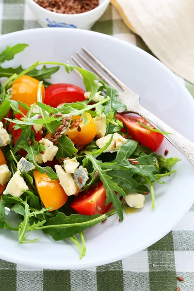 Frischer Salat mit Tomatenscheibe — Stockfoto