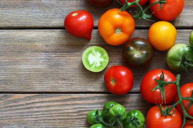 Taze olgun domatesler