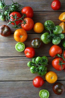 ahşap kurullarında domates