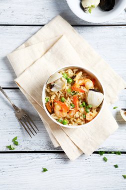 Bir kasede karidesli pilav