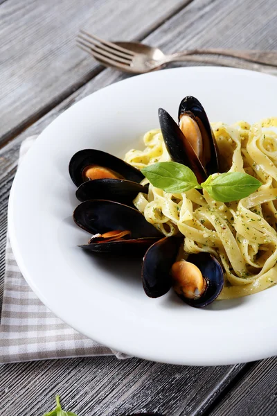 Italian pasta with mussels — Stock Photo, Image