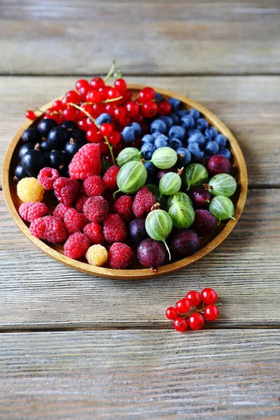 Bayas de verano en plato —  Fotos de Stock