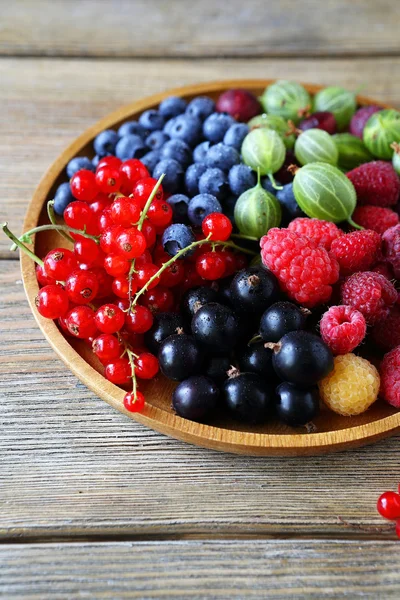 Спелые и свежие летние ягоды на тарелке — стоковое фото