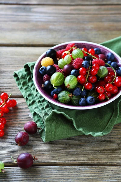 Літні ягоди в мисці — стокове фото