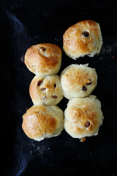 Deliciosos bollos con pasas — Foto de Stock