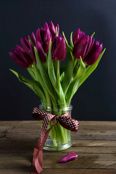 Tulipanes en un jarrón sobre fondo de pizarra — Foto de Stock