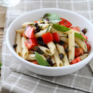 Yaz makarna domates ile