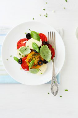 Zeytinli caprese salatası