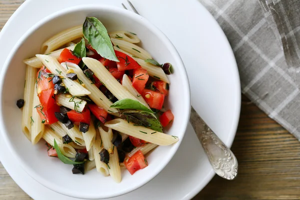 Pasta with tomatoes and olive — Stock Photo, Image