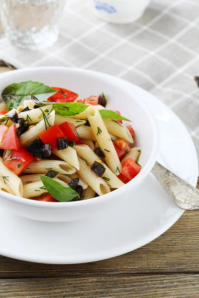 Pasta con pomodori e fetta di olive — Foto Stock