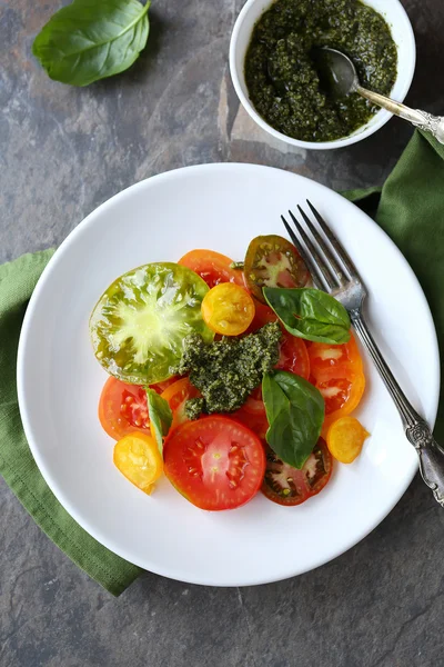 Ensalada con tomates y pesto —  Fotos de Stock