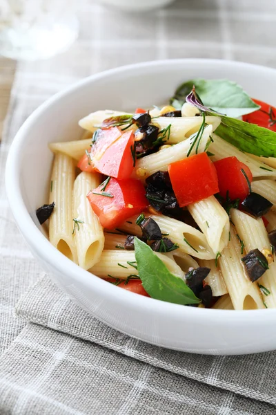 Penne med skiva av röda tomater — Stockfoto