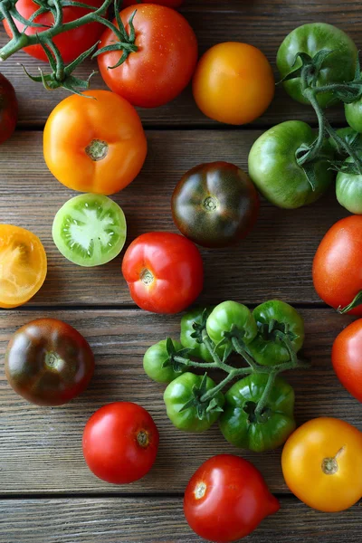 Tomates rouges, vertes et jaunes sur planches — Photo