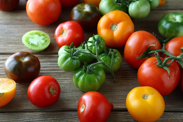 Tomates vertes et mûres assorties sur des planches — Photo