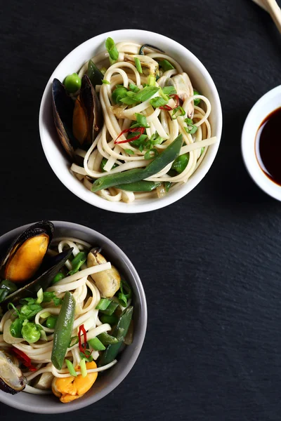 Fideos nutricionales con mariscos y judías verdes —  Fotos de Stock